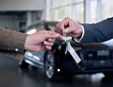 شخص يسلّم مفتاح سيارة