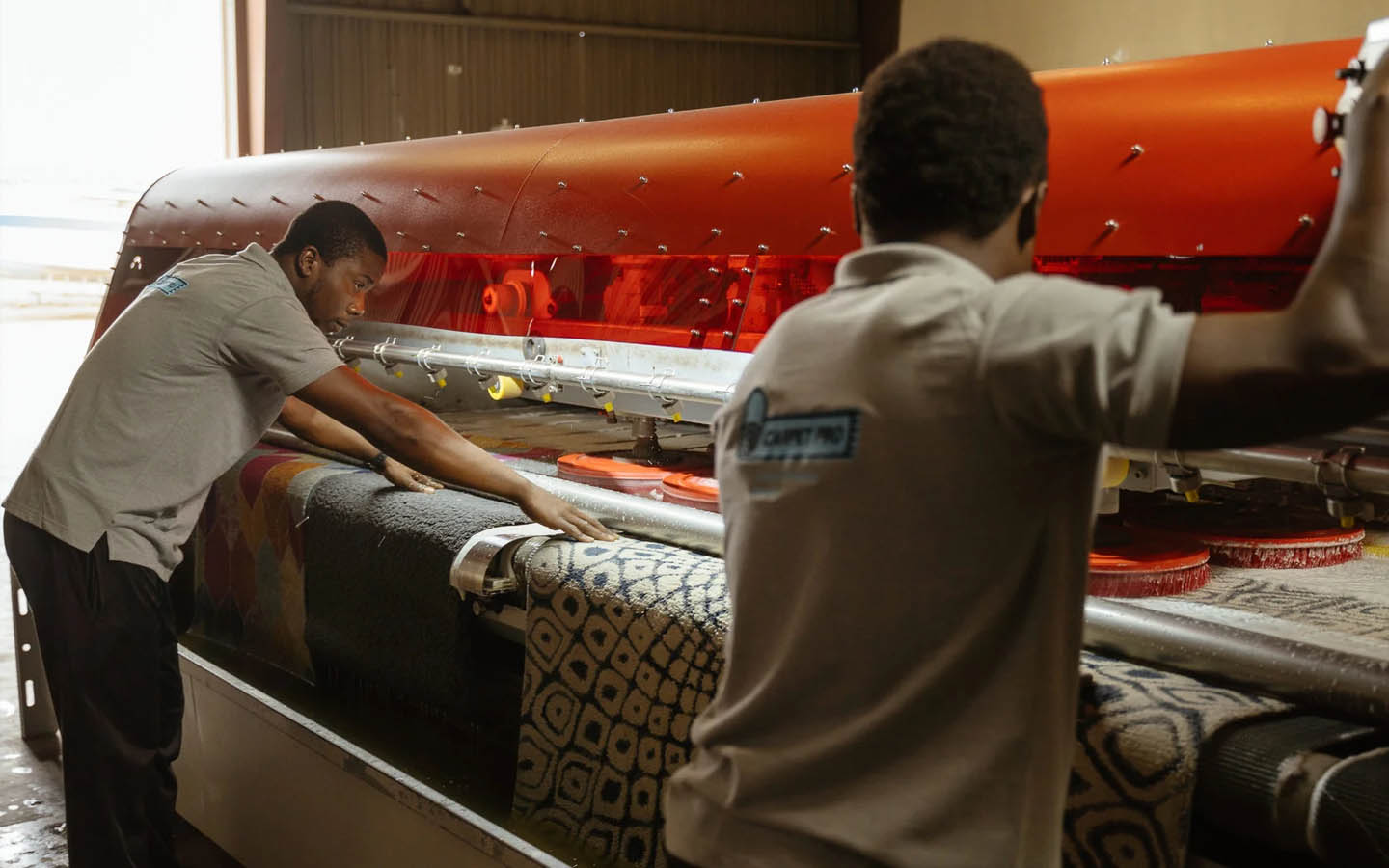 موظفين ينظفان السجاد