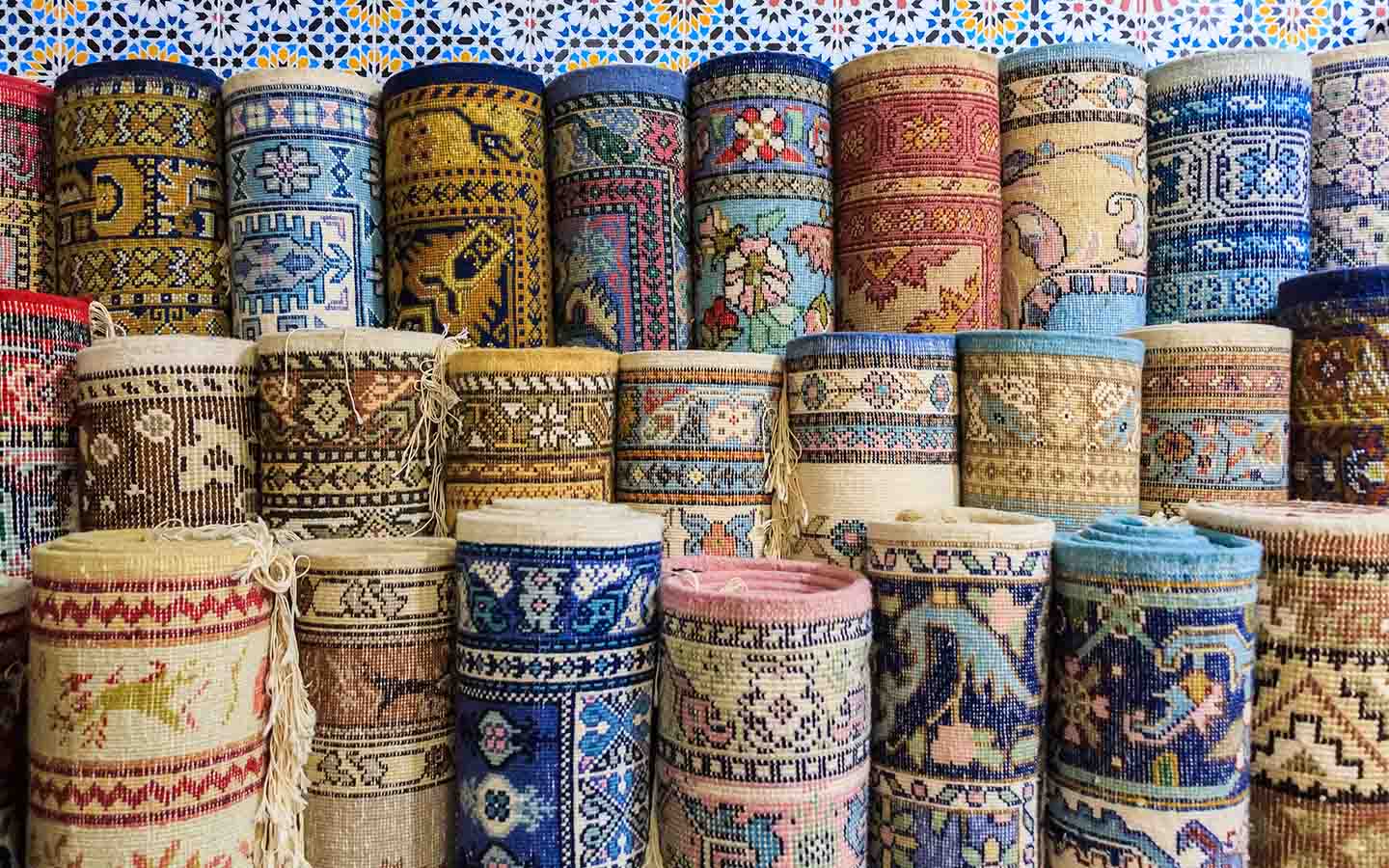 سجاد بنقشات وألوان مختلفة