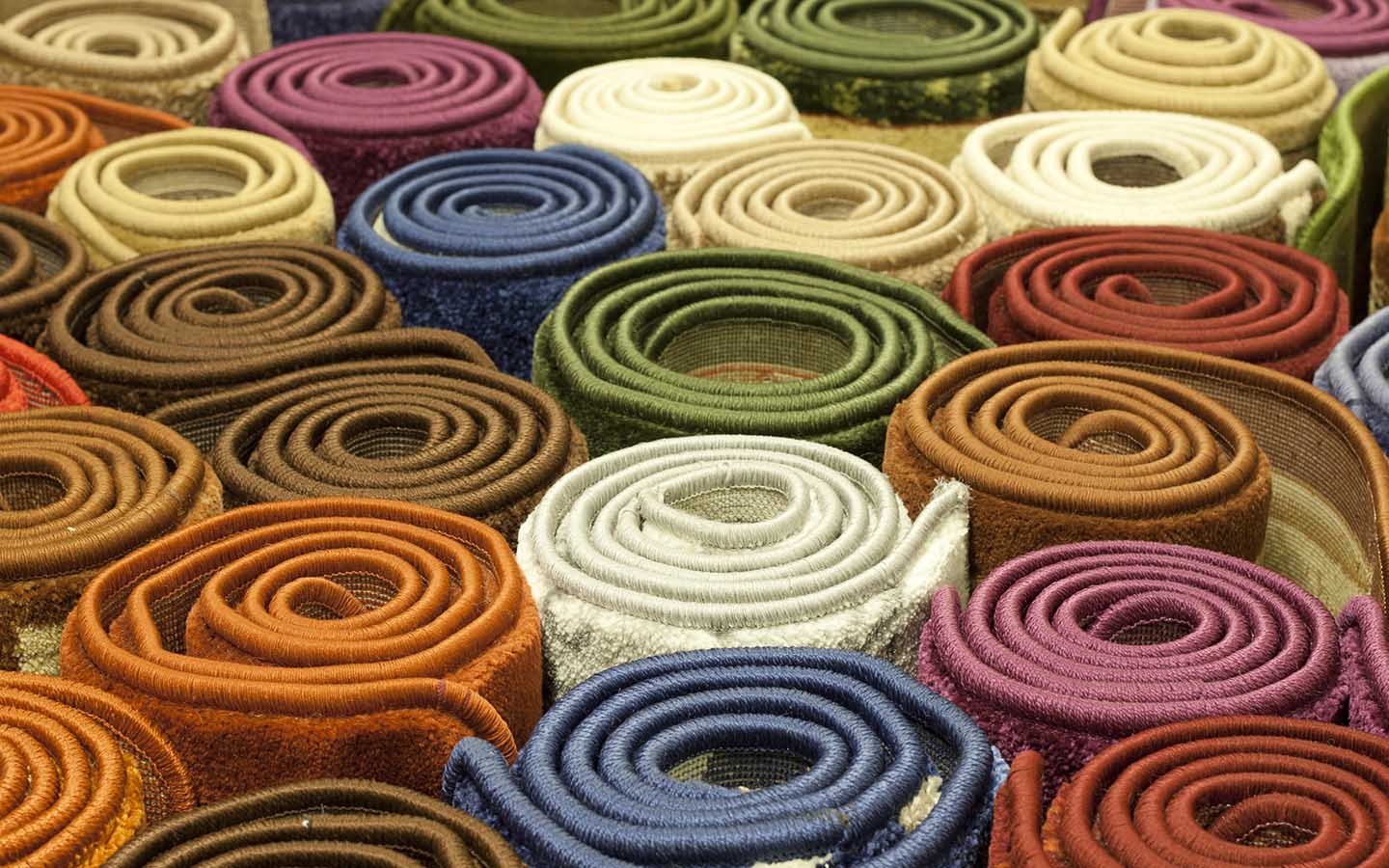 تشكيلة من السجاد بألوان متنوعة