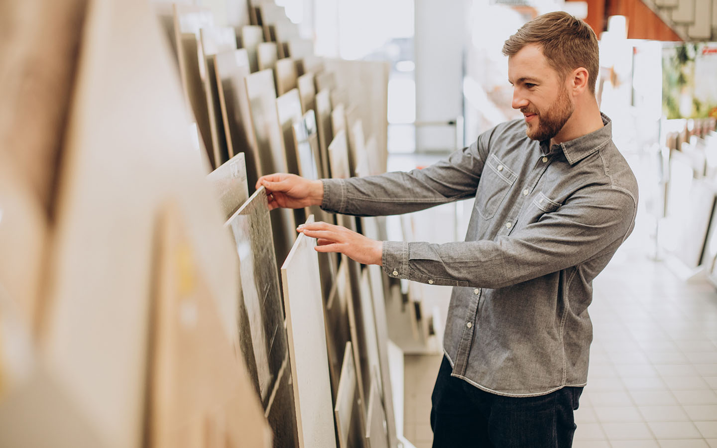 شخص يختار البلاط