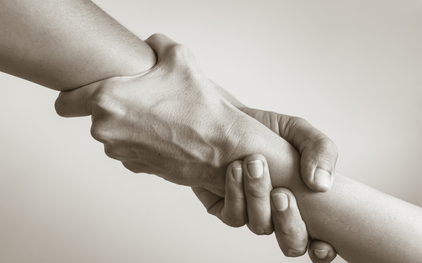 يدين مترابطتين