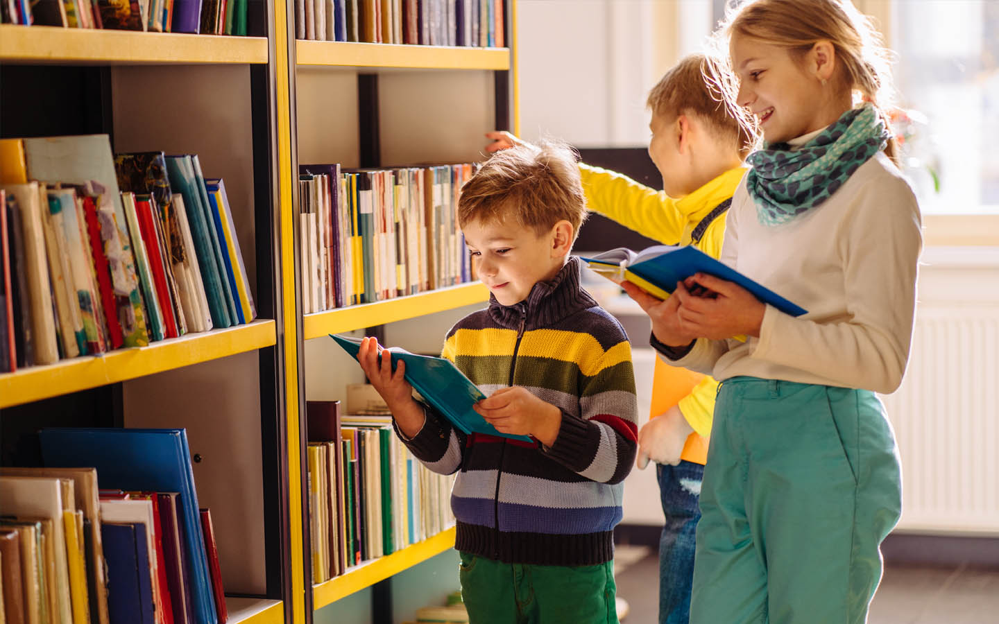 أطفال في المكتبة
