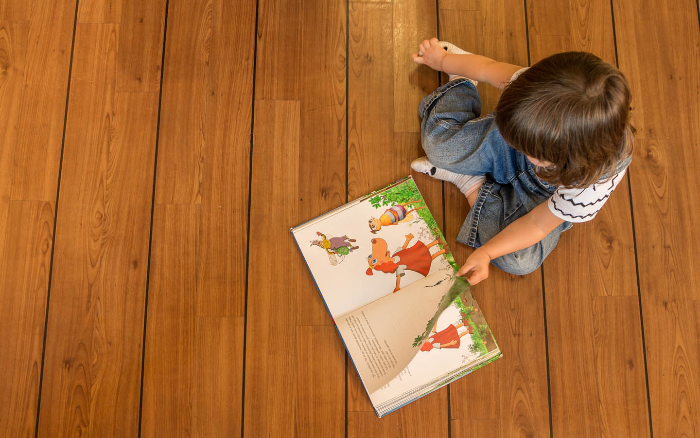 طفلة تقرأ كتاب