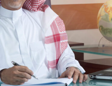 موظف يكتب
