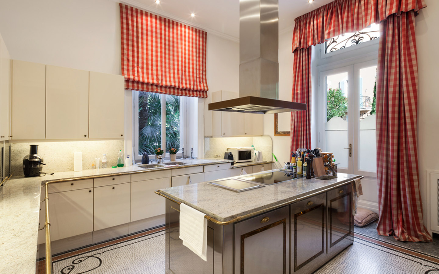 ستائر مخططة في المطبخ