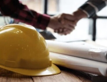 مهندسان يتصافحان