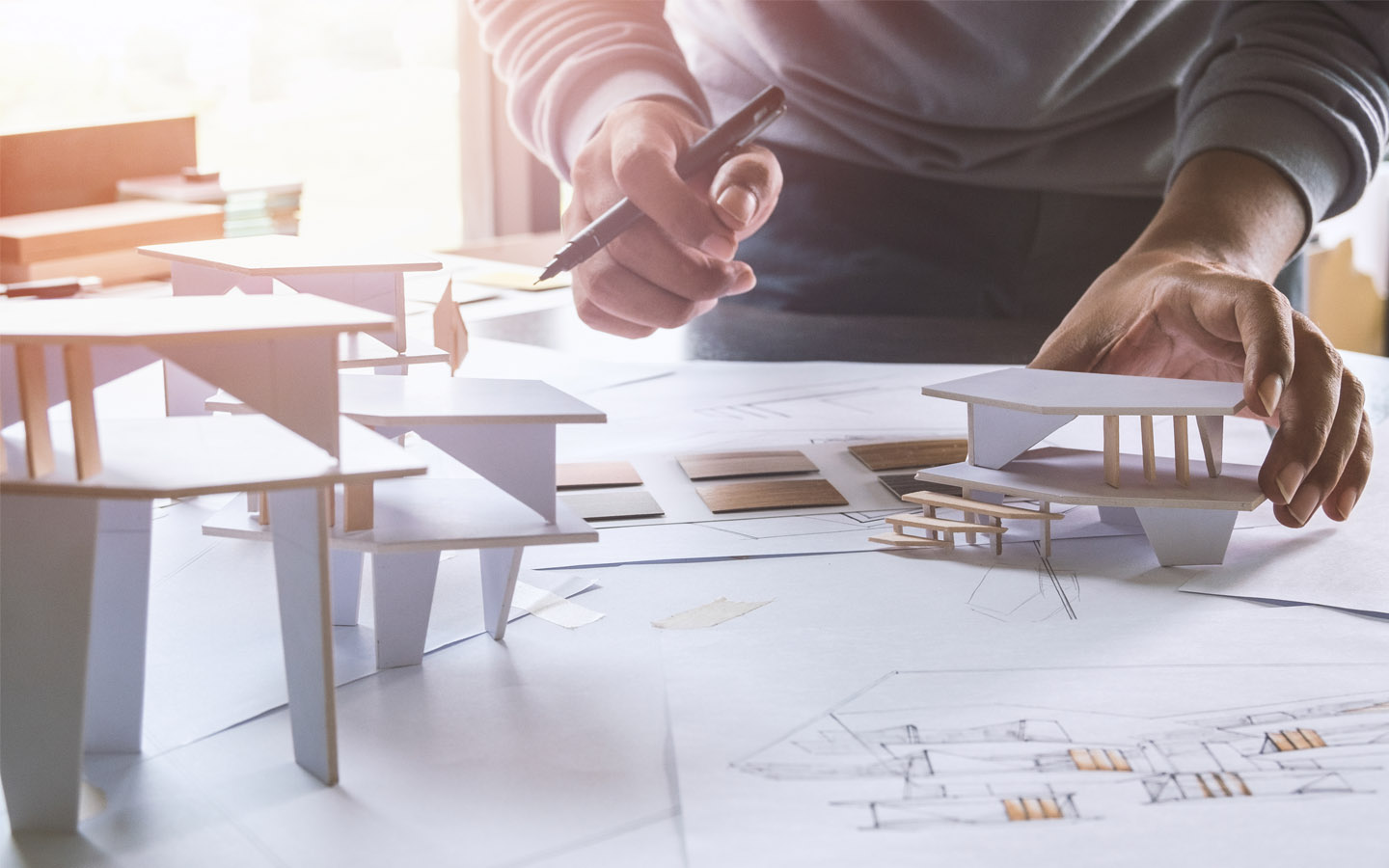 مهندس يرسم مخطط