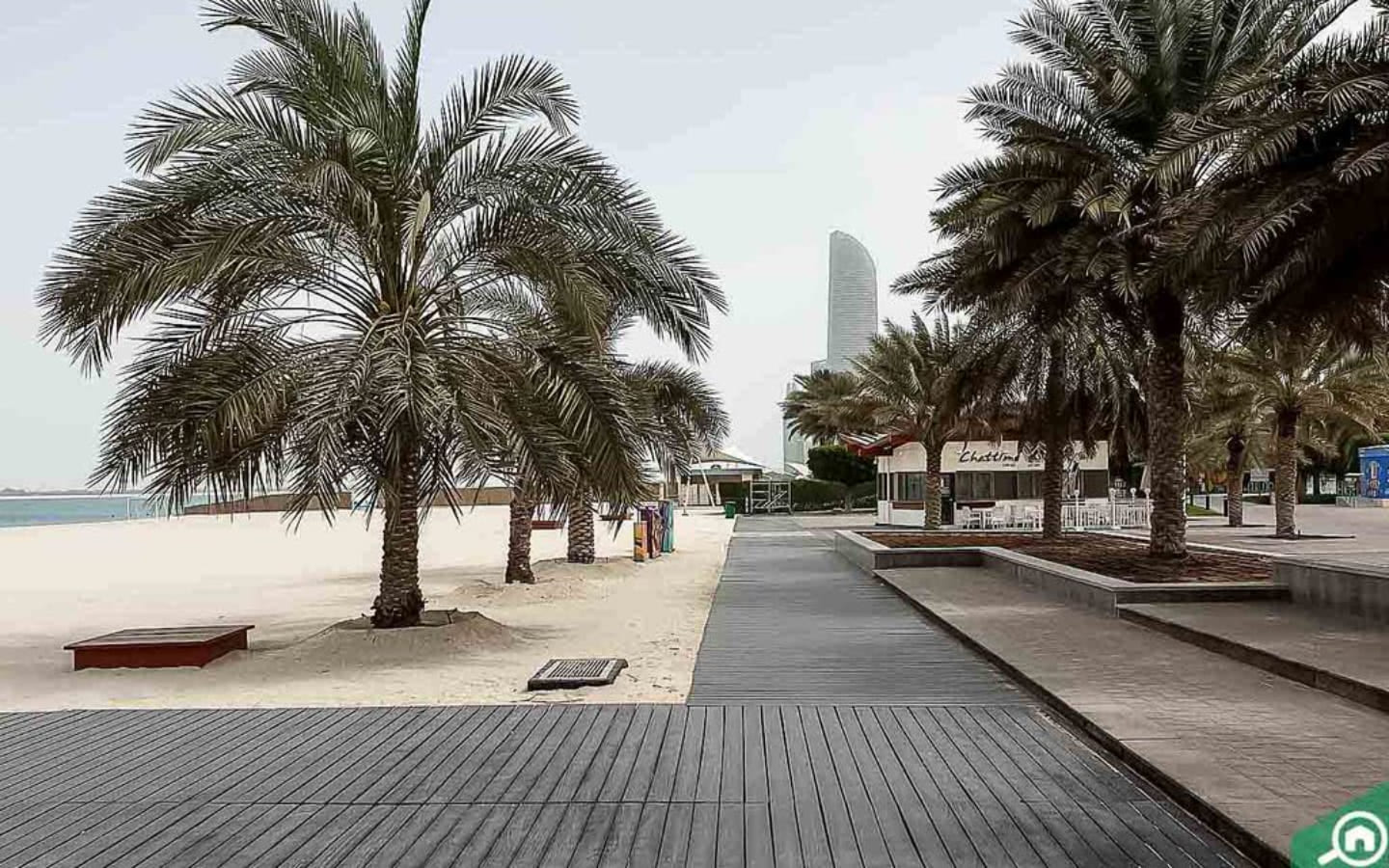 ممشى وشاطئ رملي