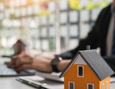 man doing real estate courses in Dubai