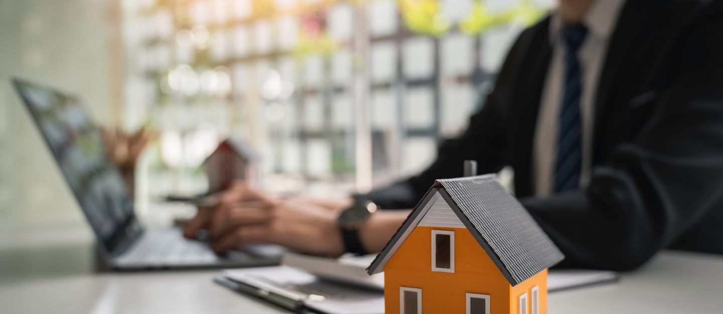 man doing real estate courses in Dubai