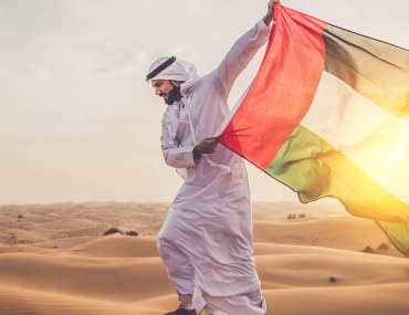 رجل يحمل علم دولة الامارات