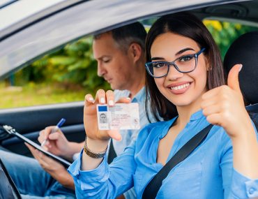 فتاة تحمل رخصة قيادة