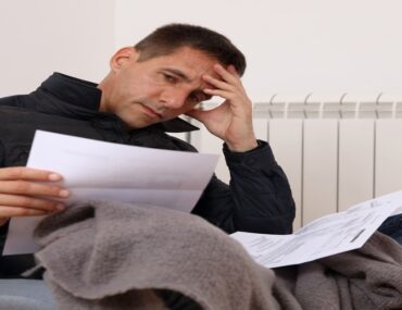 شخص يتفقد الفواتير