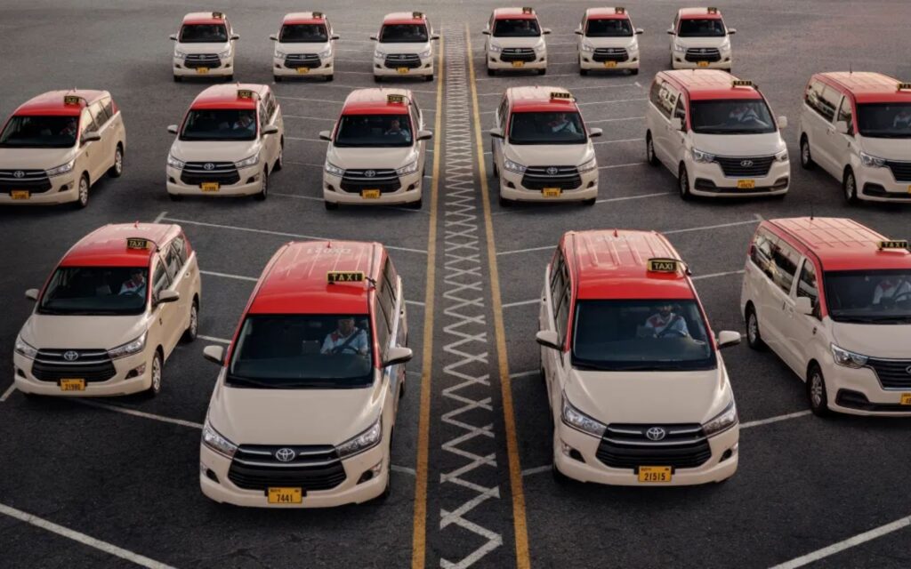 Book taxi with one of the top smart apps for Dubai public commuting