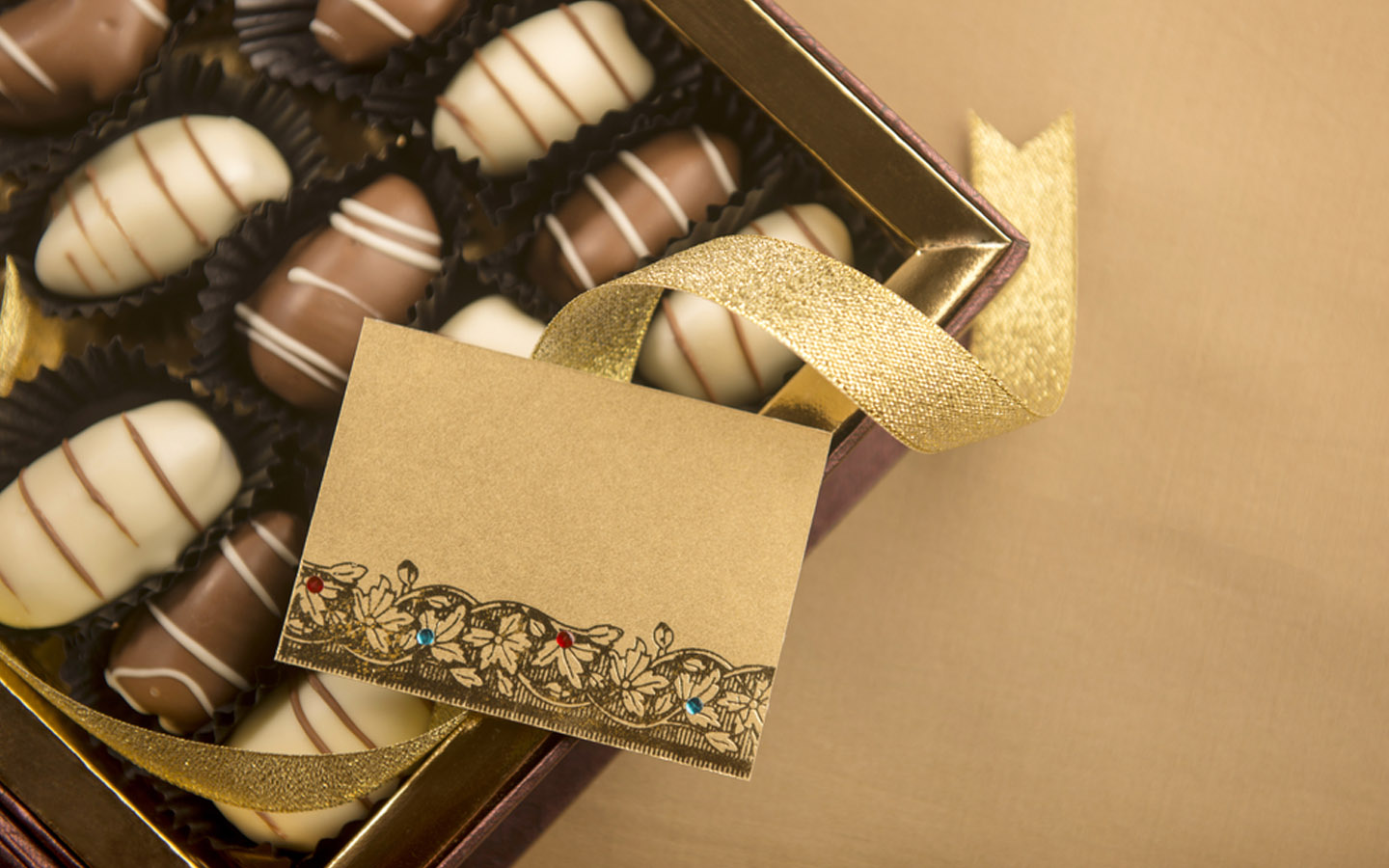 علبة هدايا من أحد محلات التمور دبي