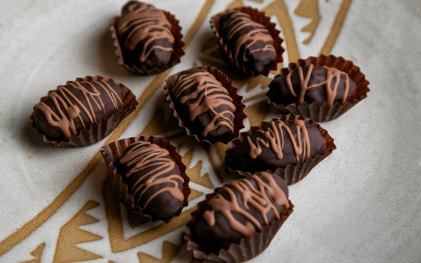 تمور مع طبقة شوكولاته