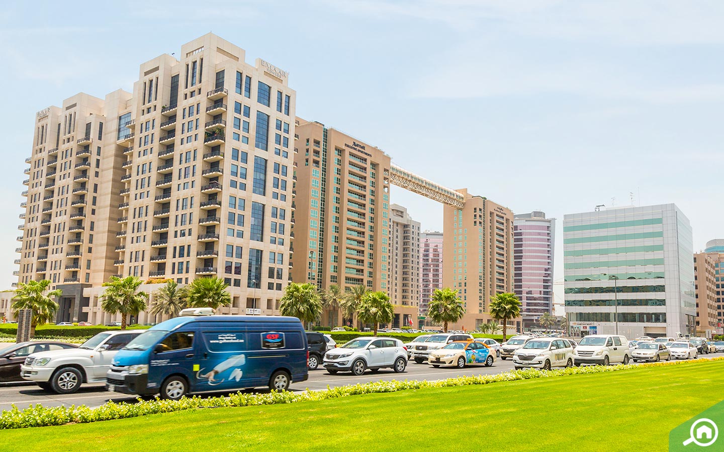 عدد من ناطحات السحاب والأبراج التي تقع في منطقة دبيرة