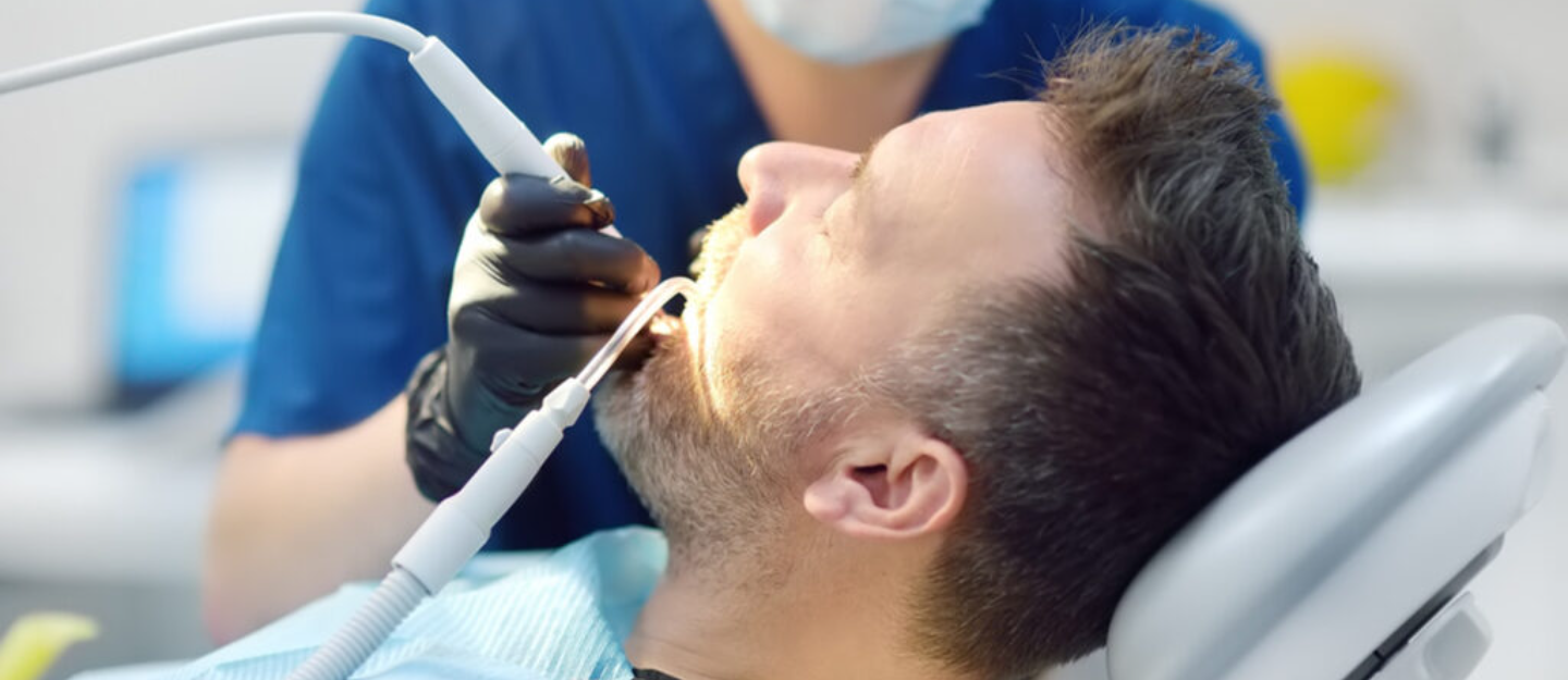 طبيب أسنان ومريضه