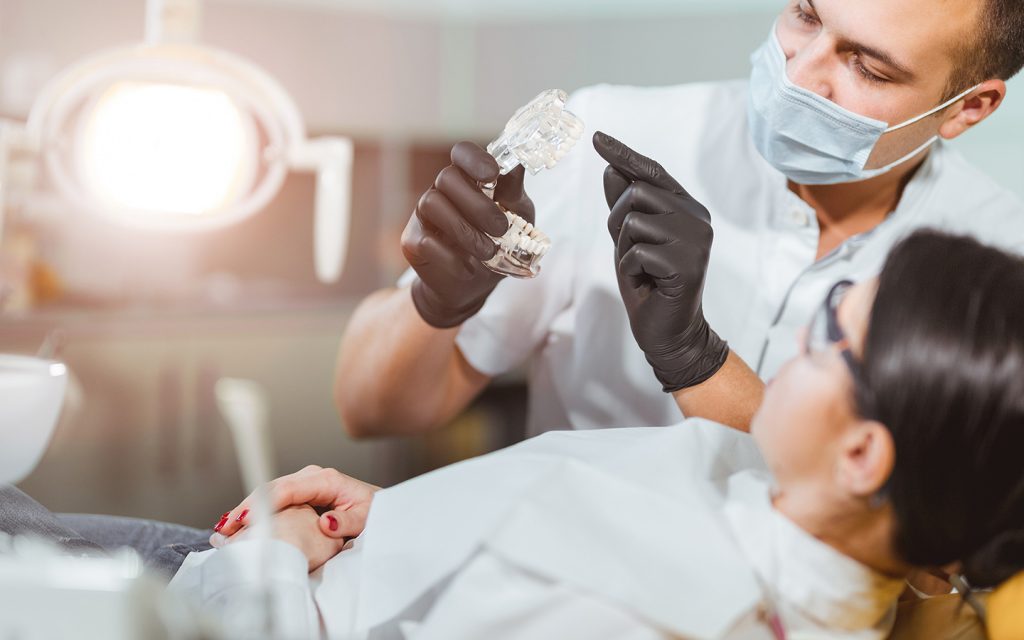 طبيب أسنان يشرح للمريض