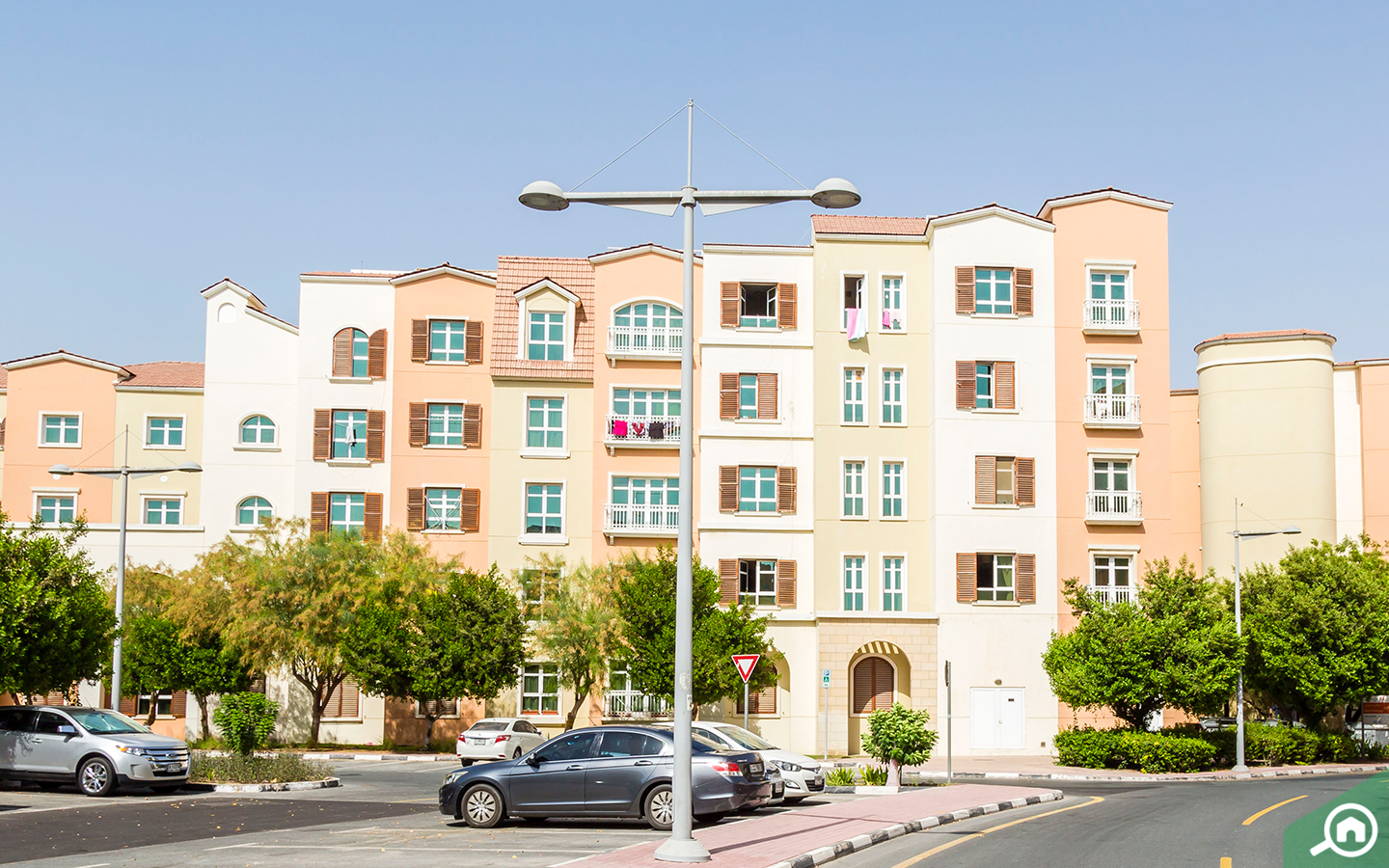 مجموعة من الأبنية السكنية داخل مجمع ديسكفري جاردنز