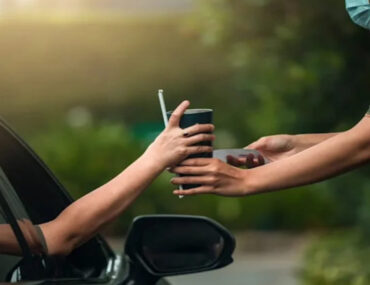 شخص يستلم قهوة