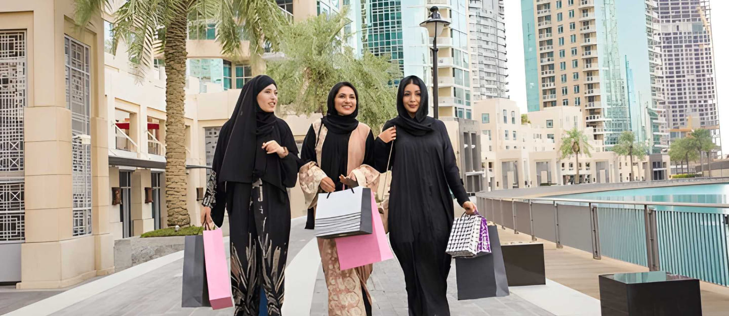 سيدات يحملن أكياسًا