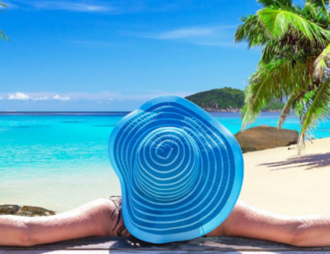 سيدة على شاطئ