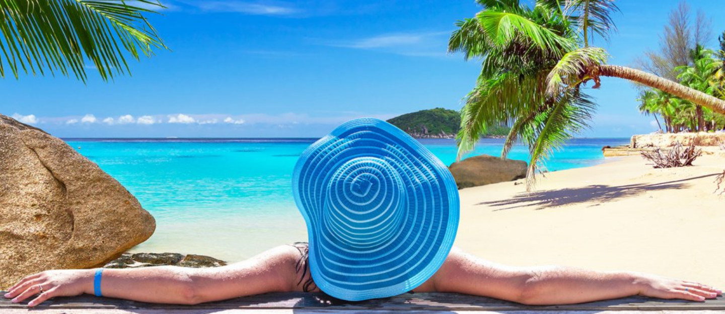 سيدة على شاطئ