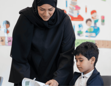 معلمة وطلاب