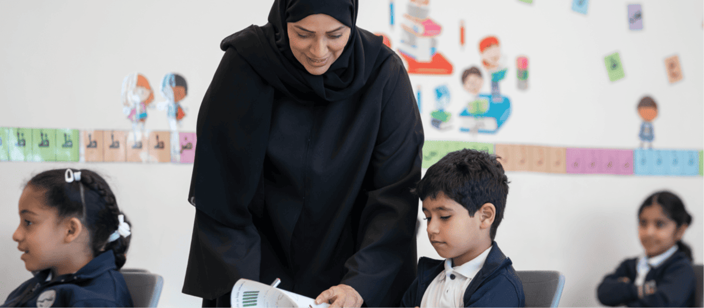 معلمة وطلاب