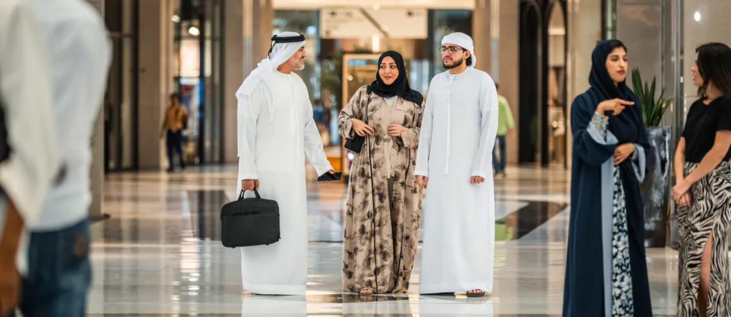 أشخاص في مول