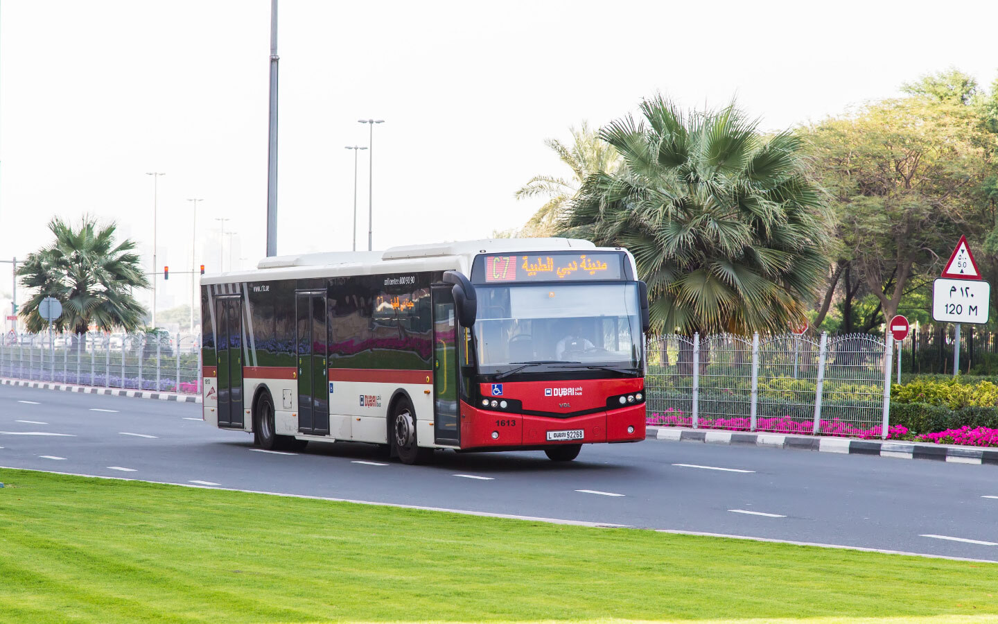 Туристический автобус куала лумпур. Welcome trap service bus guide tour на русском. Люди заходят в автобус. Dehli london dehli bus. Частный автобус.