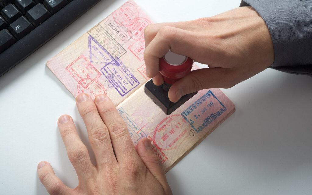 موظف يطبع التأشيرة على الجواز 