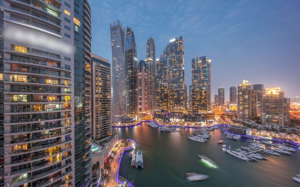 A Dubai rental apartments comparison shows luxury homes offer premium services