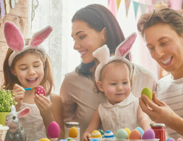عائلة تحتفل بالإيستر