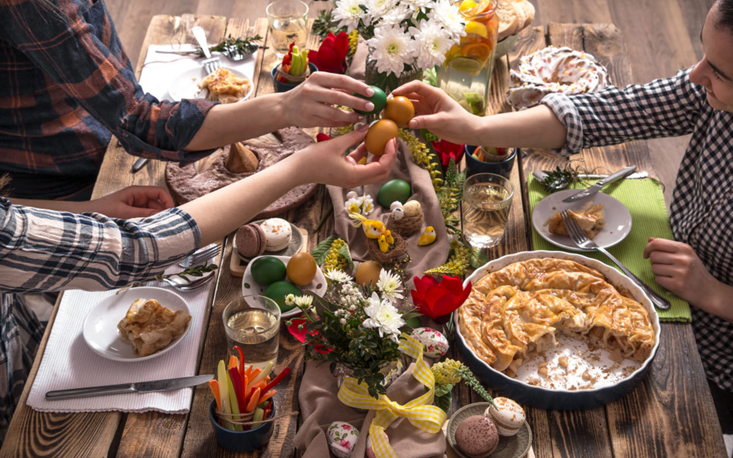 أشخاص على مائدة الإيستر