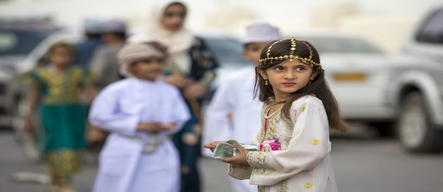 فتاة تمسك بالعيدية