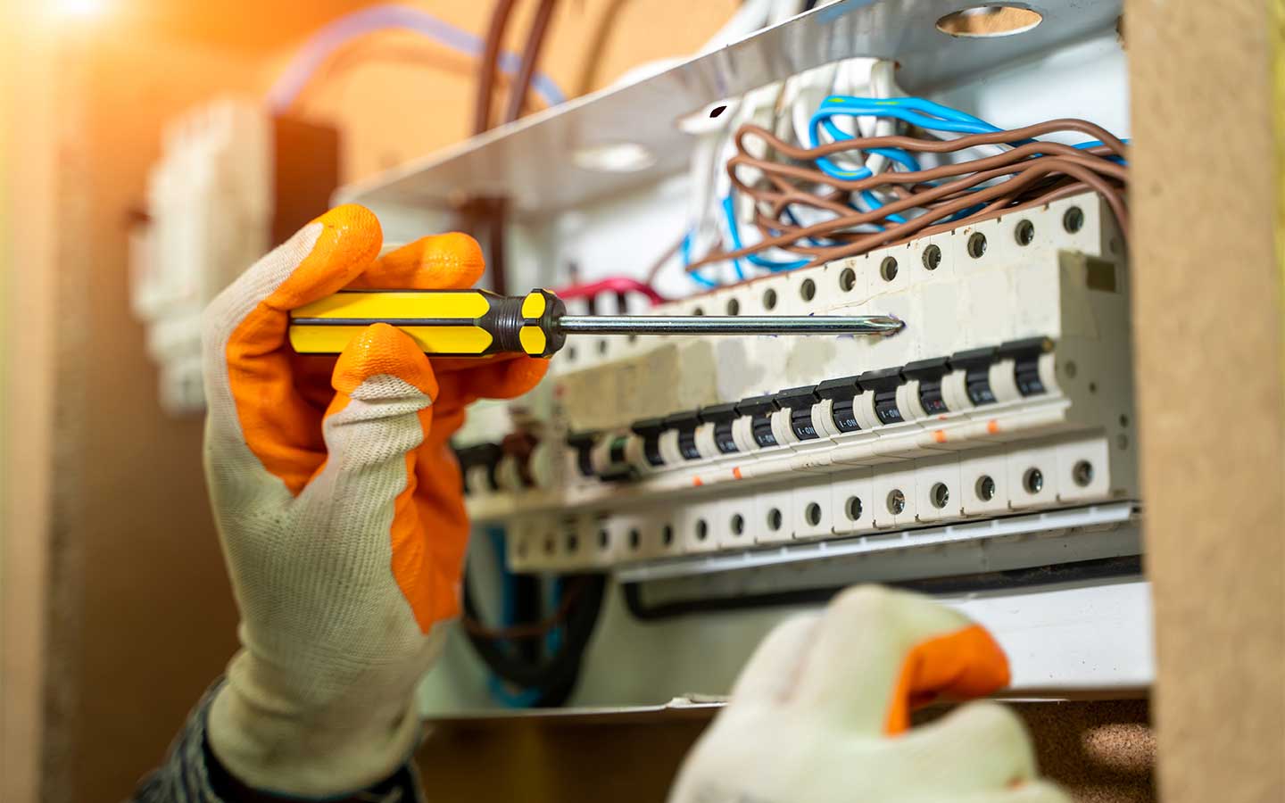 شخص يفحص قاطع الكهرباء