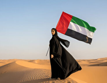 سيدة تحمل علم الإمارات