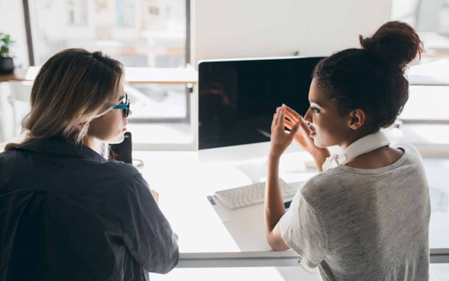 فتاة تحاور فتاة أخرى