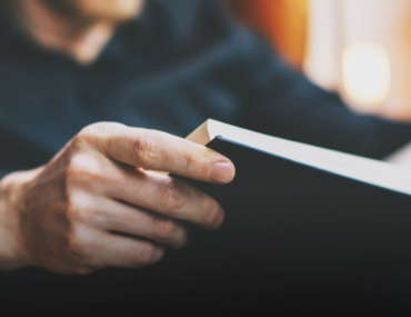 رجل يقرأ كتاب