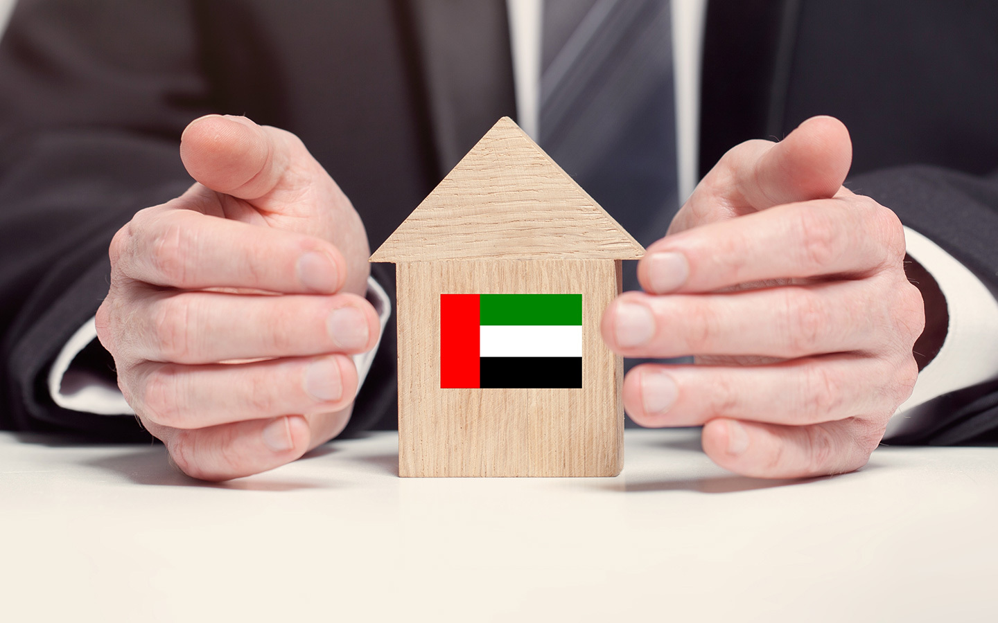 مجسم بيت عليه علم الإمارات