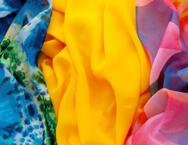 مجموعة من الأقمشة الملونة