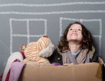 طفلة تحمل صندوق