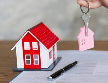 مجسم منزل مع عقد ومفتاح