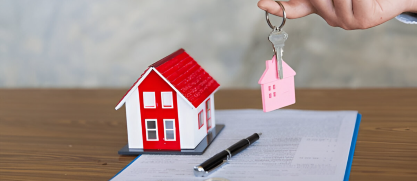 مجسم منزل مع عقد ومفتاح