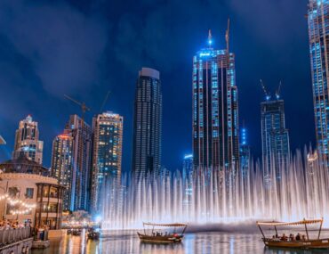 Tourist attraction in Dubai for expats, the Dubai Fountain offers a mesmerizing display day and night.
