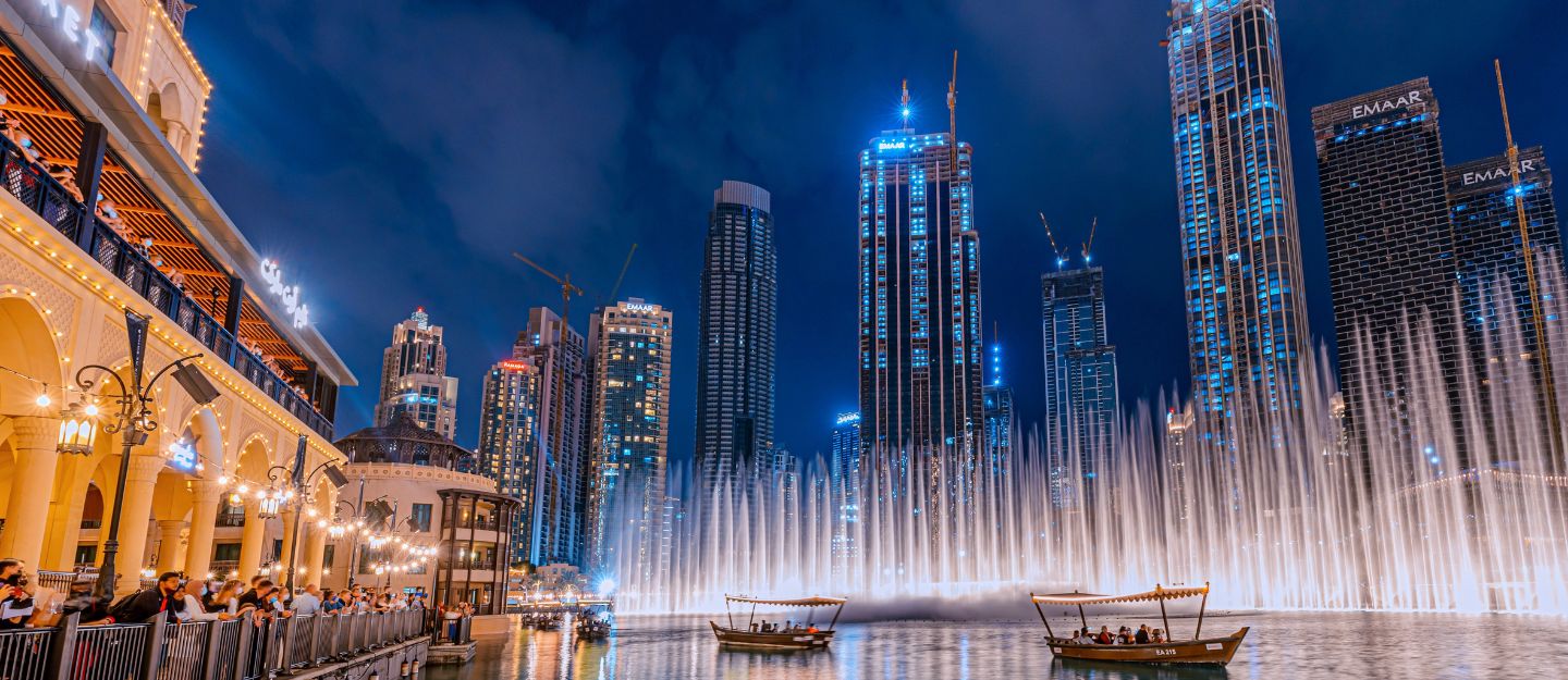 Tourist attraction in Dubai for expats, the Dubai Fountain offers a mesmerizing display day and night.