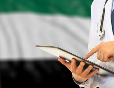 طبيب خلفه علم الإمارات